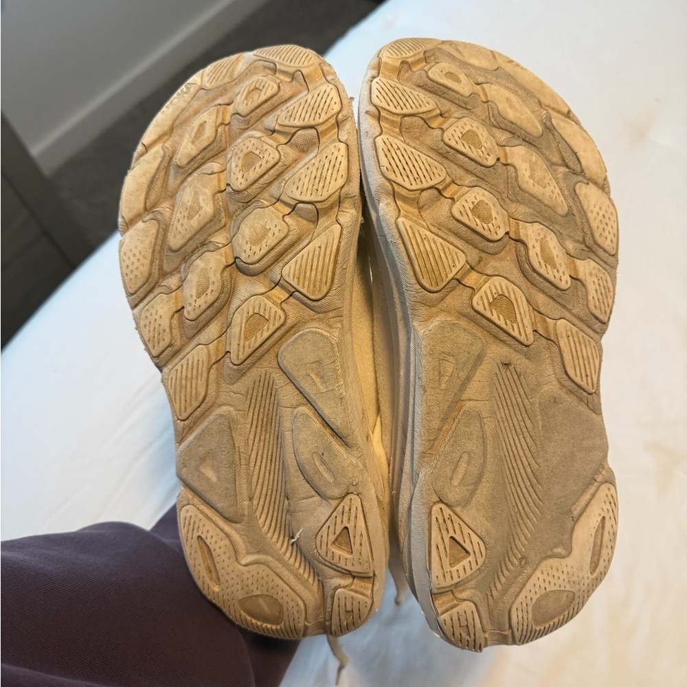 Hoka Women's White Clifton 9 Shoes - Picture 4 of 10